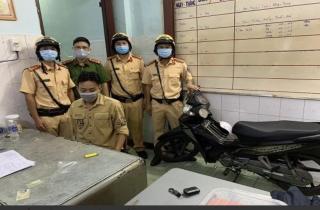 Nguyễn Mạnh Tuấn, 27 tuổi vừa bị Đội CSGT Chợ Lớn phát hiện, bắt giữ vì say xỉn, đồng thời tàng trữ gói nylon tinh thể không màu nghi là ma túy.