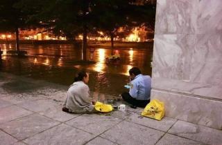 Chồng làm bảo vệ được vợ đội mưa mang đến cho bữa cơm ấm lòng
